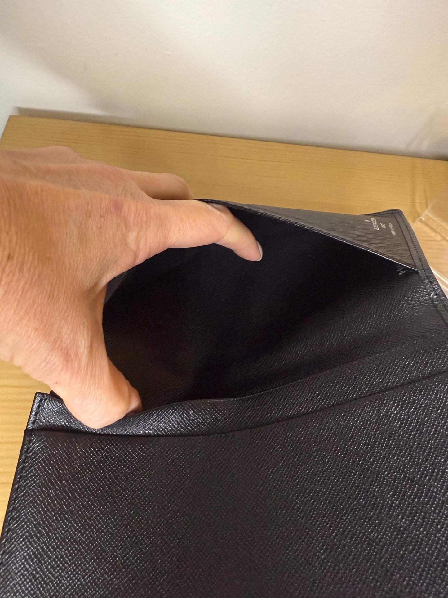 Louis Vuitton Black Brazza Leather Mens/Womens Wallet